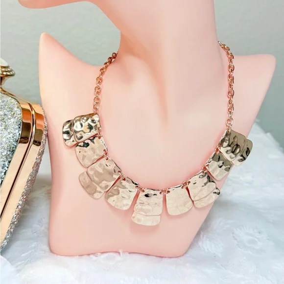 ⚜️ Elegant Gold Hammered Necklace - Picture 5 of 6